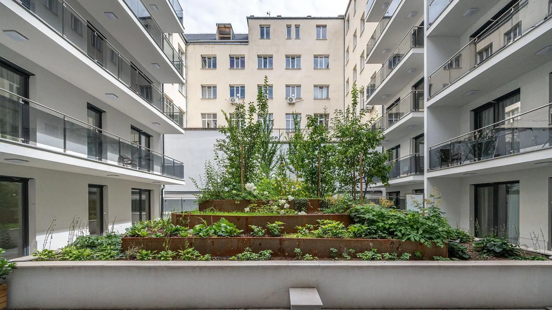 3 Bedroom Condo W Garage And Balcony Budapeşte 0*,  Macaristan
